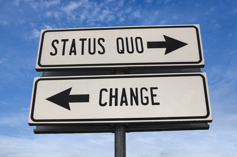 Status Quo Bias (xu hướng duy trì hiện trạng) là hiện tượng tâm lý khiến khách hàng có xu hướng giữ nguyên tình trạng hiện tại và tránh thay đổi, ngay cả khi có lợi ích rõ ràng.