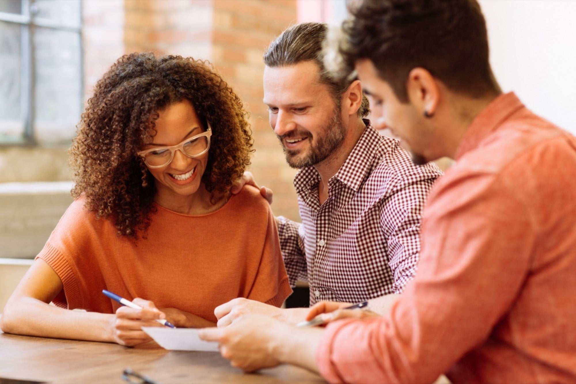 Word of Mouth (WOM) Marketing, hay tiếp thị truyền miệng, là hình thức quảng bá sản phẩm/dịch vụ thông qua các cuộc trò chuyện tự nhiên giữa khách hàng với nhau.