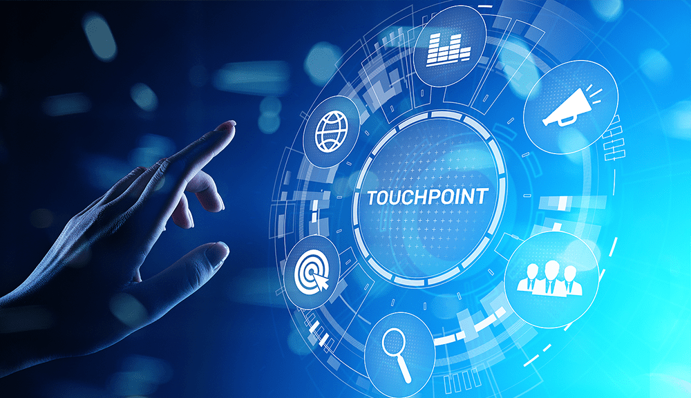 Touchpoints (điểm chạm khách hàng) là bất kỳ điểm tiếp xúc nào giữa khách hàng và doanh nghiệp trong hành trình khách hàng.